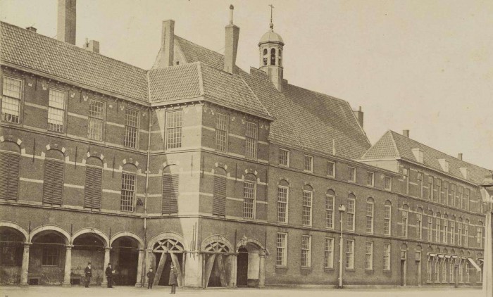 Burgy Bouwbedrijf Historische foto van Eerste Kamer Binnenhof met stutten onder galerij 