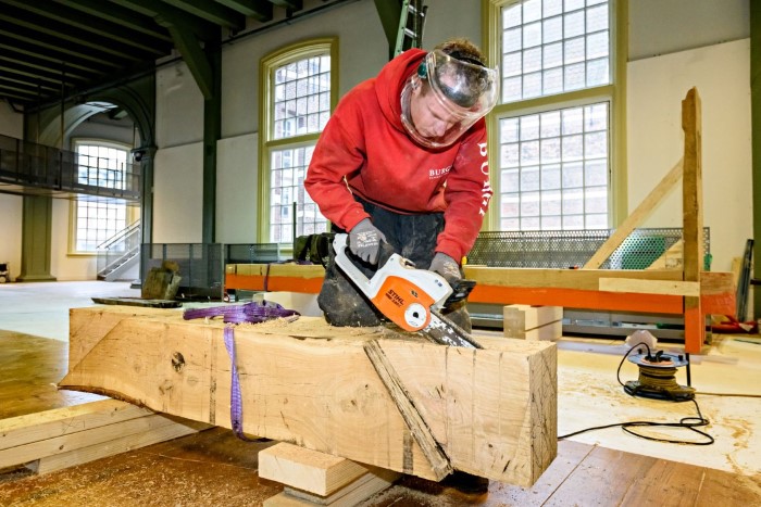 Burgy Bouwbedrijf Kevin aan het werk bij restauratie Arsenaal Delft