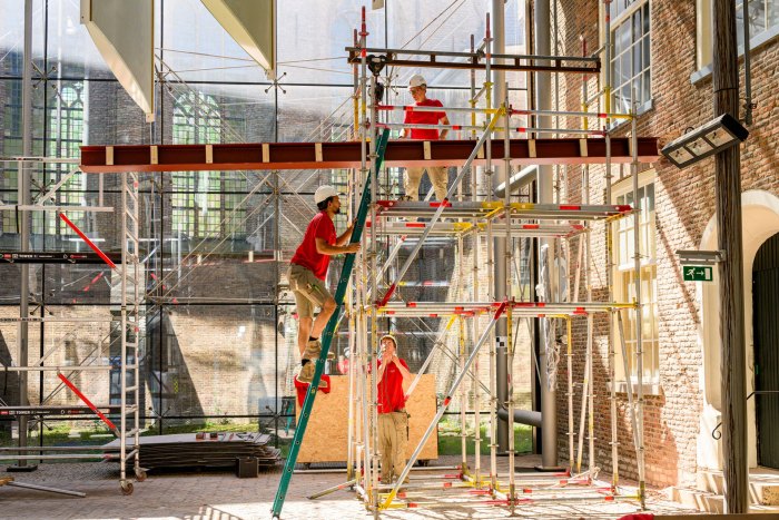 Burgy Bouwbedrijf Prinsenhof Delft een balk plaatsen