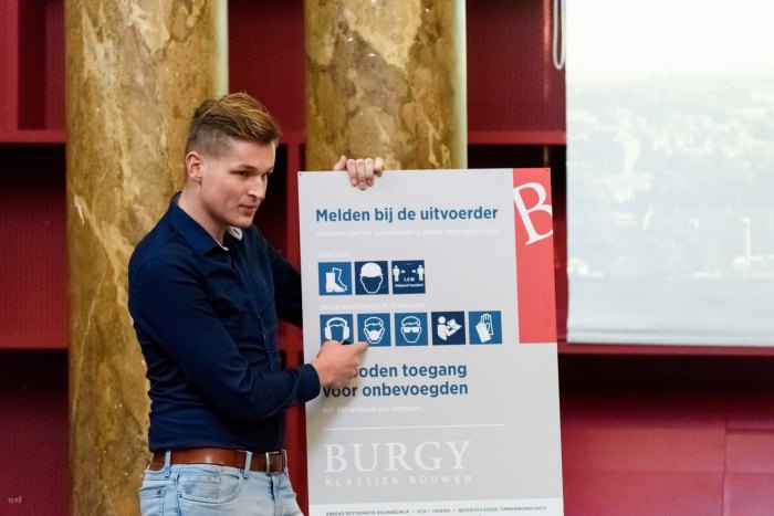 Burgy Bouwbedrijf Mathijs bij briefing restauratie Stedelijk Museum Schiedam