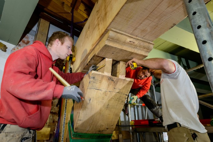 Burgy Bouwbedrijf Kevin aan het werk bij restauratie gebint Arsenaal Delft