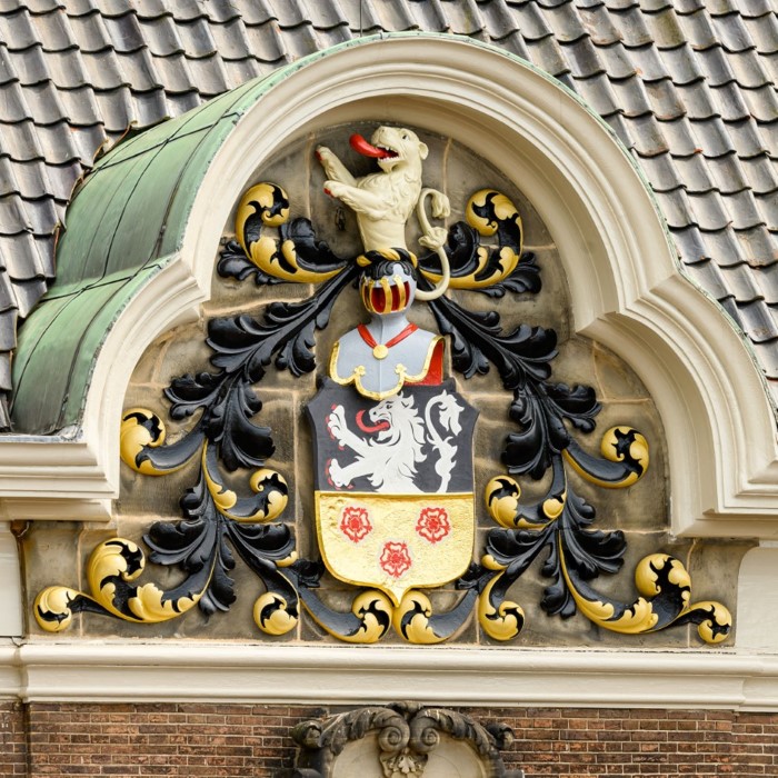 Burgy Bouwbedrijf werkstuk Henry over restauratie wapen Hofje van Staats, Haarlem
