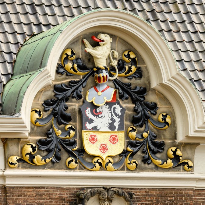 Burgy Bouwbedrijf werkstuk Henry over restauratie wapen Hofje van Staats, Haarlem
