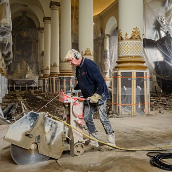 Burgy Bouwbedrijf Restauratie Havenkerk Schiedam Kwaaitaal vloer verwijderen